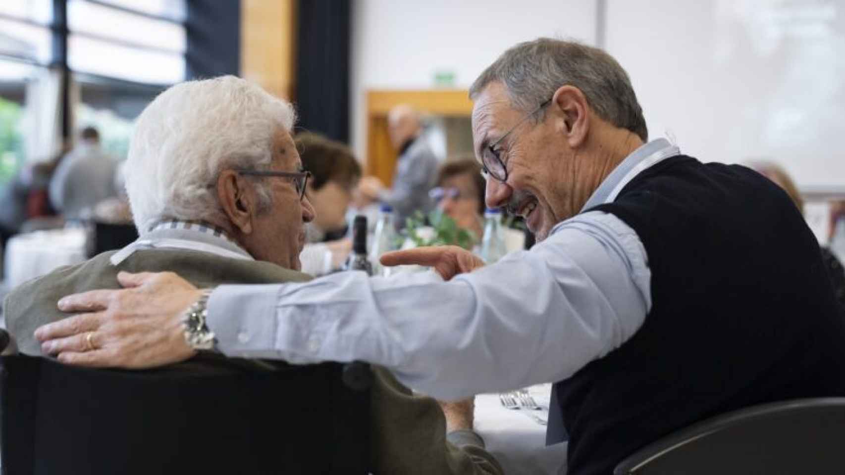 Dos personas mayores en una residencia