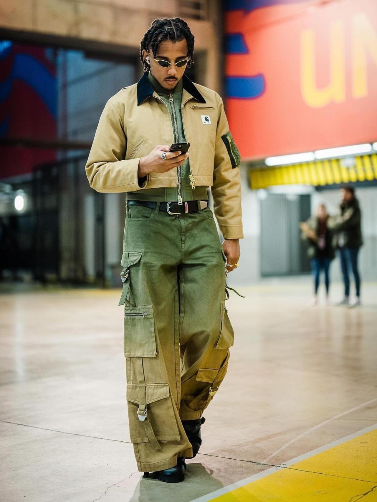 Koundé exhibe su outfit antes de un partido del Barça en Montjuïc