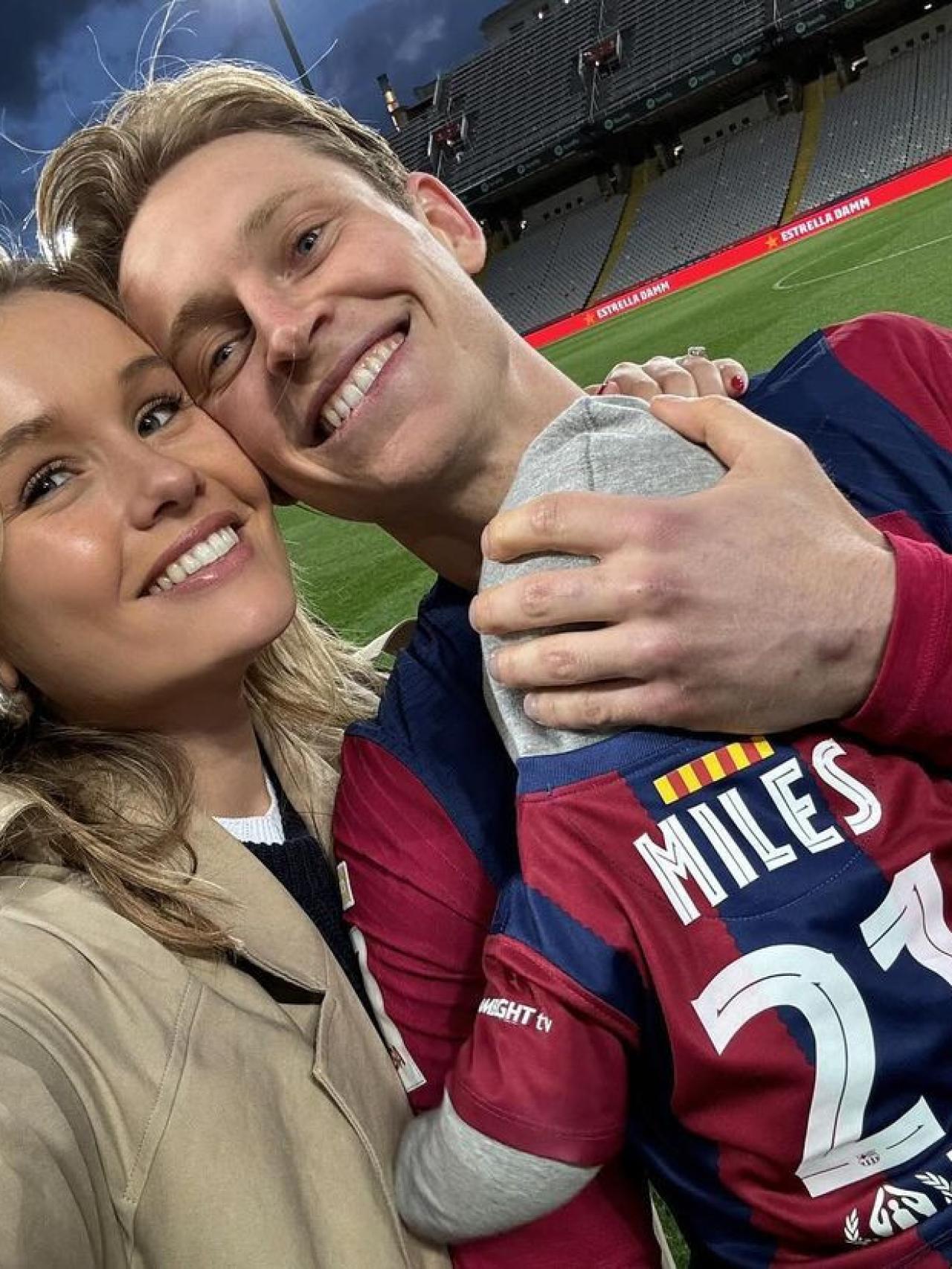 Frenkie de Jong, junto a su pareja e hijo, después de un partido del Barça