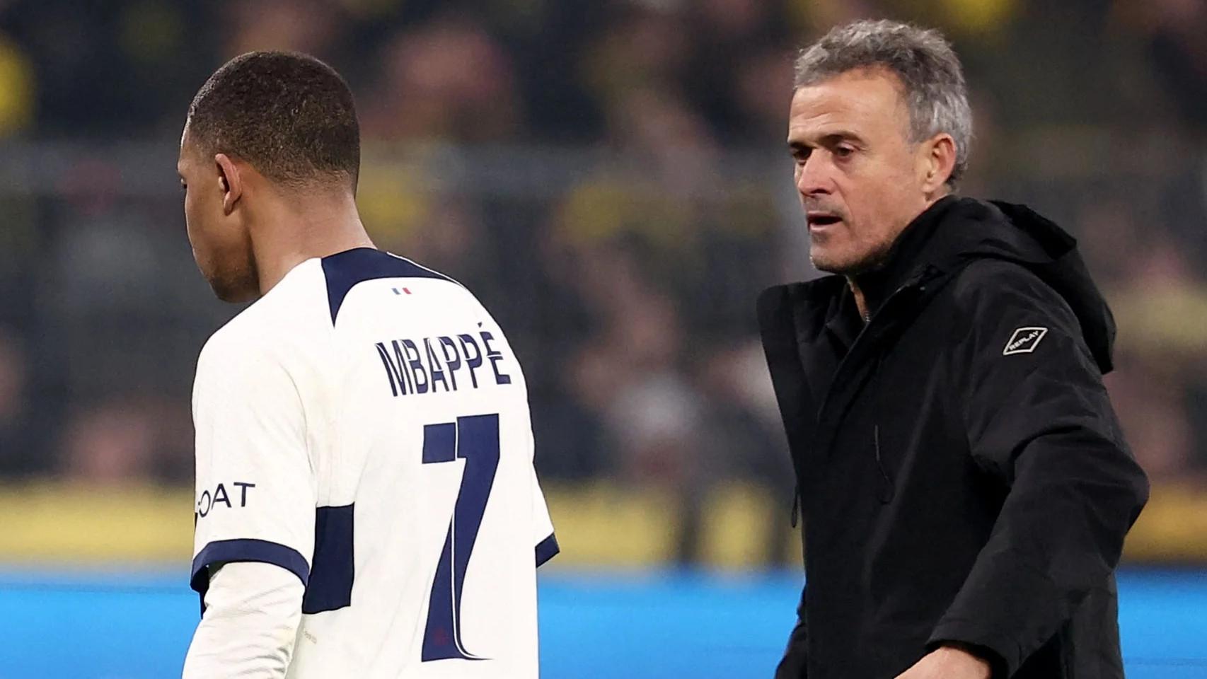 Luis Enrique, junto a Mbappe, tras finalizar un partido del PSG