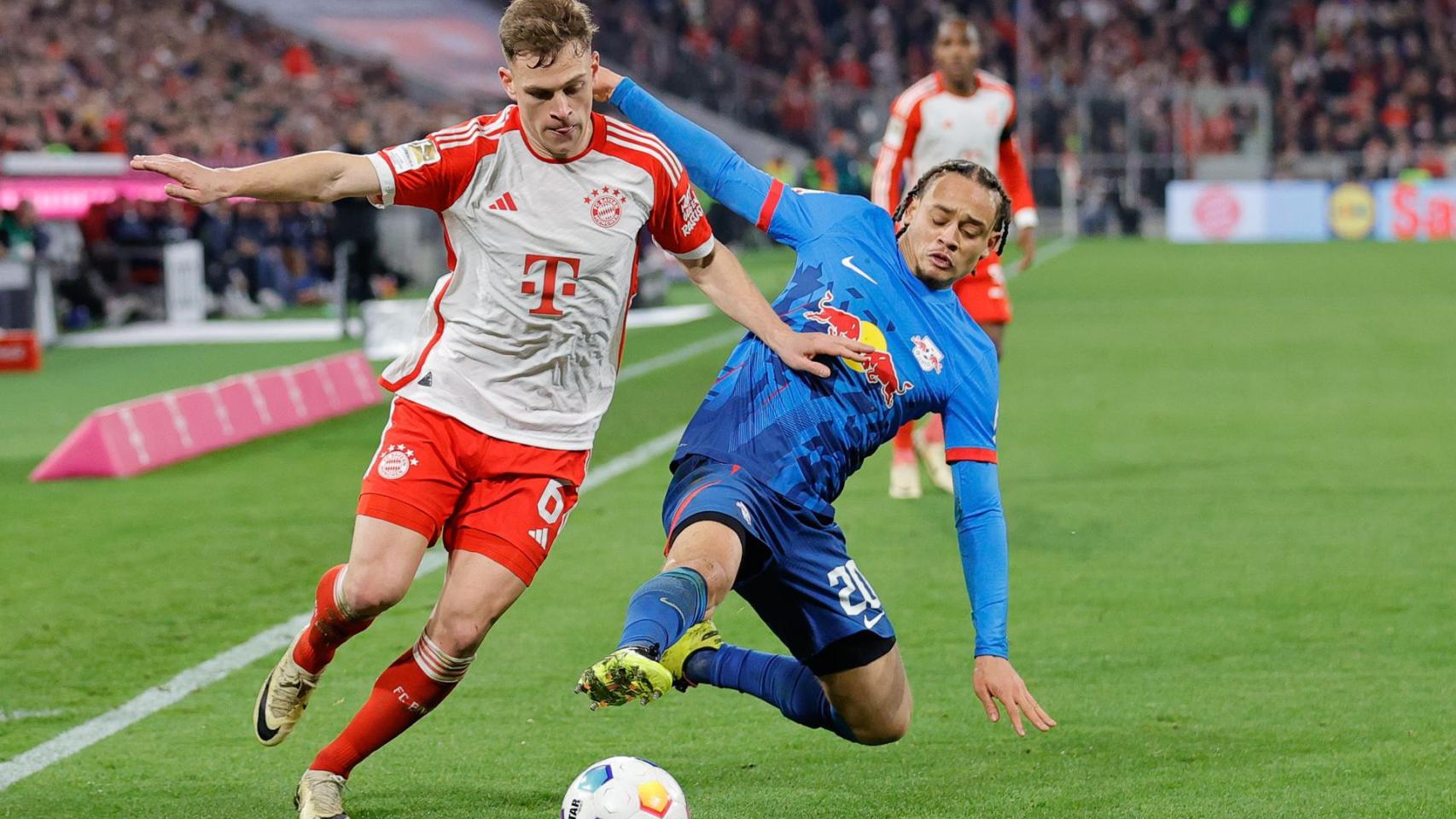 Joshua Kimmich, perseguido por Xavi Simons en el Bayern-RB Leipzig