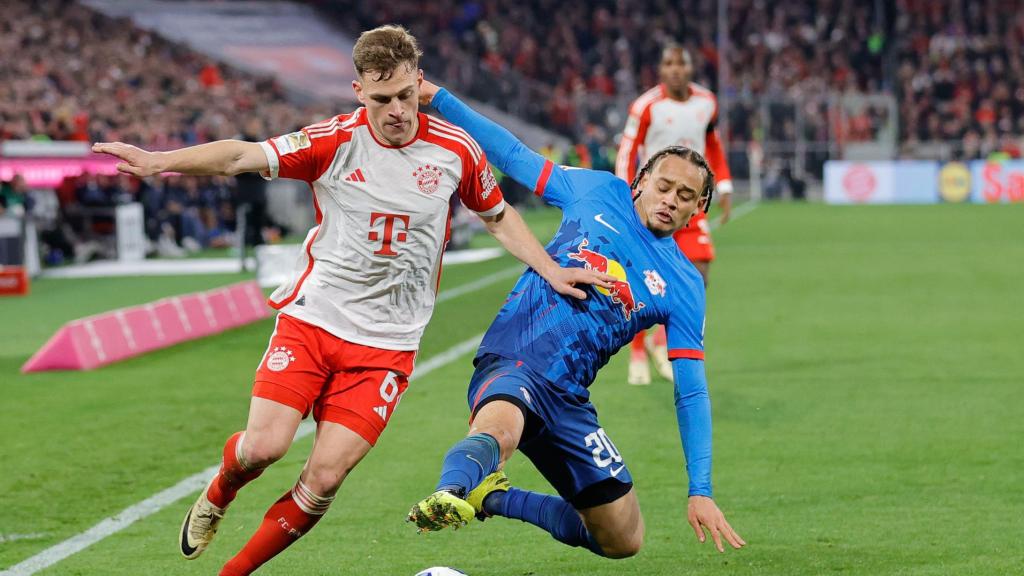 Joshua Kimmich, perseguido por Xavi Simons en el Bayern-RB Leipzig