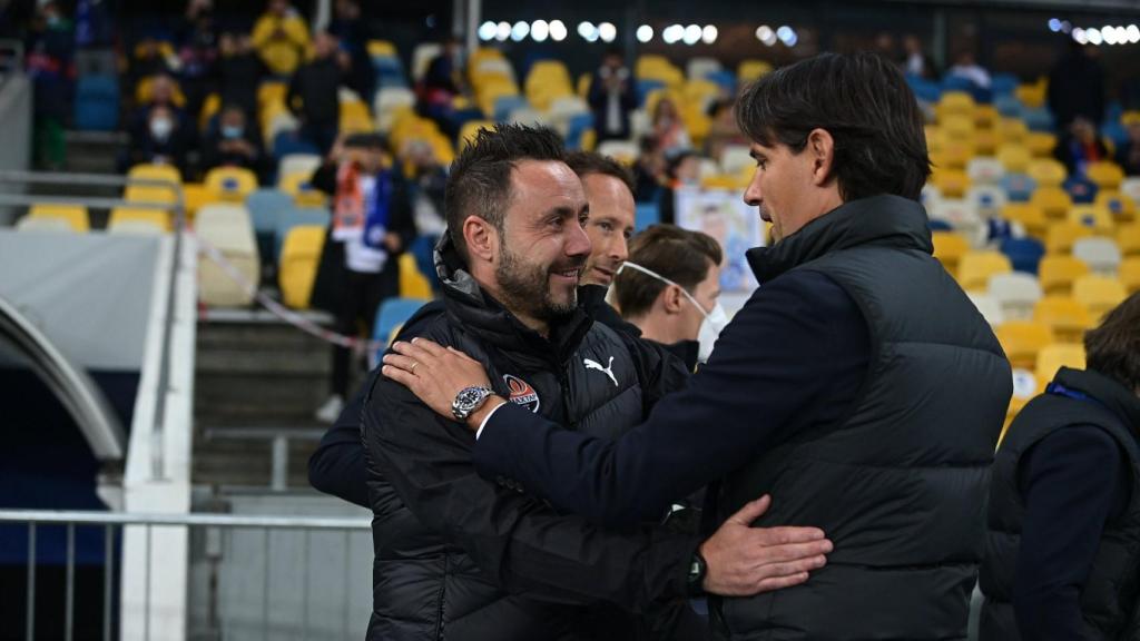 Roberto De Zerbi y Simone Inzaghi, antes de un partido de Champions League