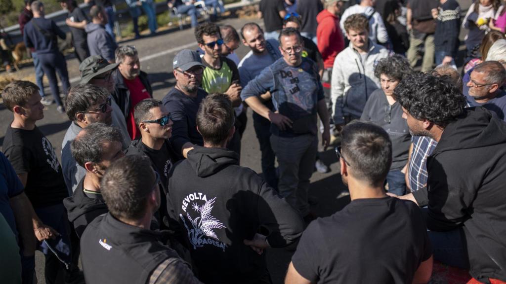 Asamblea de agricultores en la AP-7 en Pontós