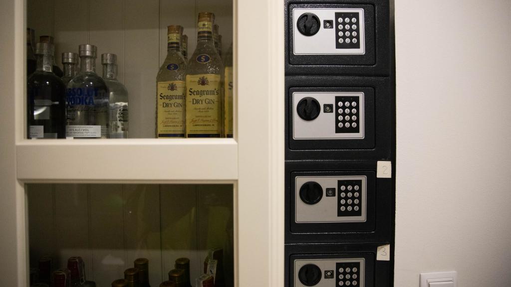 Varias cajas fuertes apiladas en un despacho de un prostíbulo de Barcelona inspeccionado por la Policía Nacional