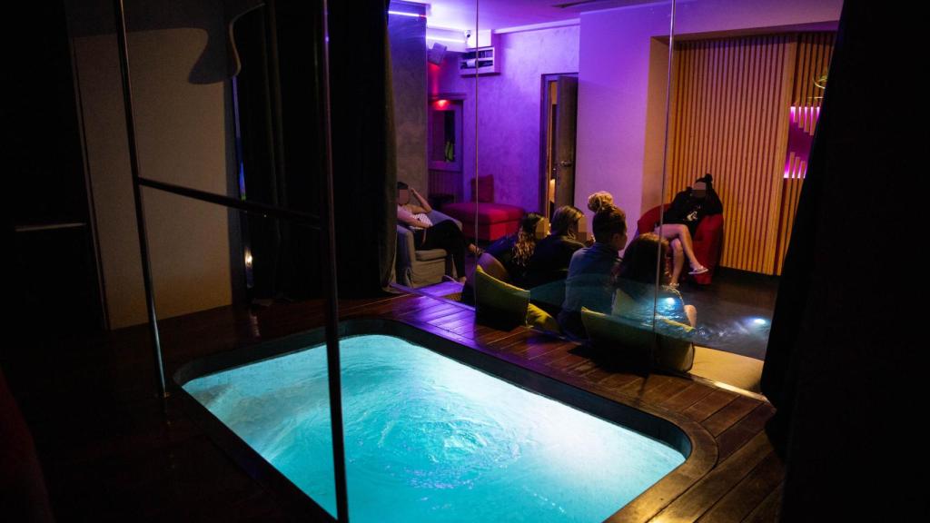 Varias mujeres sentadas en el hall de un prostíbulo del centro de Barcelona, durante una inspección de la Policía Nacional