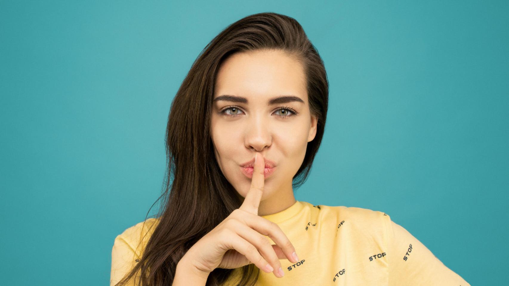 Imagen de archivo de una persona haciendo un gesto de silencio