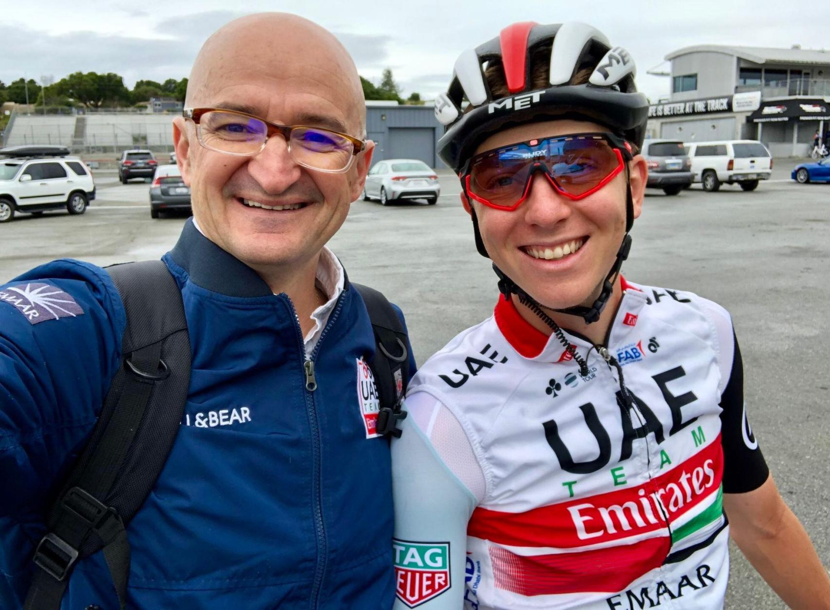 Iñigo San Millán, jefe de alto rendimiento en el UAE, con Tadej Pogacar