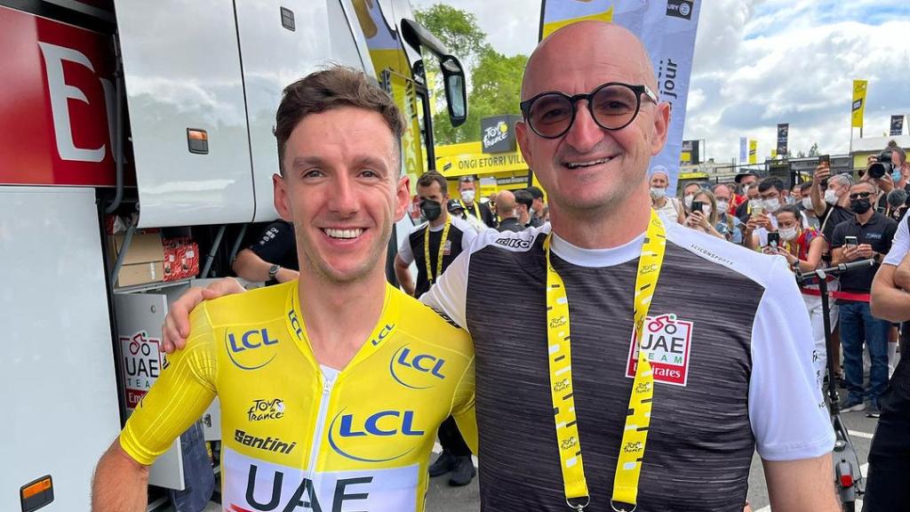 Iñigo San Millán, junto al corredor del UAE Adam Yates, en el Tour de Francia 2023