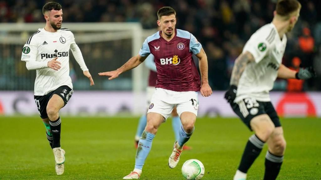 Lenglet, durante un partido del Aston Villa contra el Sheffield
