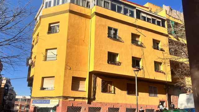 Exterior del edificio desalojado en la calle Pirineus de Santa Coloma