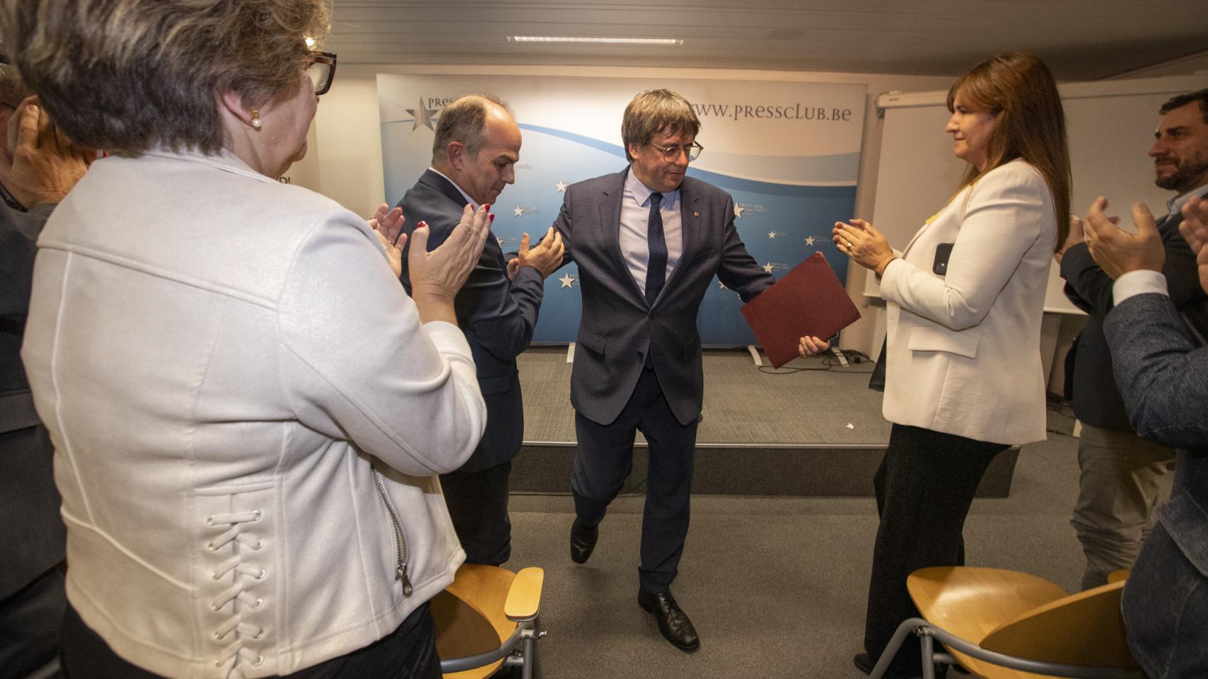 El secretario general de Junts per Catalunya, Jordi Turull (2i); el expresidente de la Generalitat y eurodiputado de Junts, Carles Puigdemont (c) y la presidenta de Junts, Laura Borràs (1d)