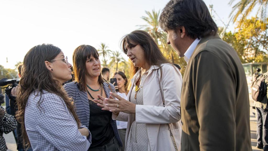 La expresidenta del Parlament de Catalunya y presidenta de Junts, Laura Borràs (c), y el diputado en el Parlament Francesc de Dalmases, conversan con la secretaria segunda de la Mesa del Parlament, Aurora Madaula (2i), y la portavoz de Junts en el Parlament, Mònica Sales (1i)