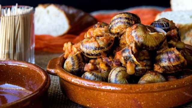 Plato de caracoles tradicional de un restaurante histórico de Barcelona