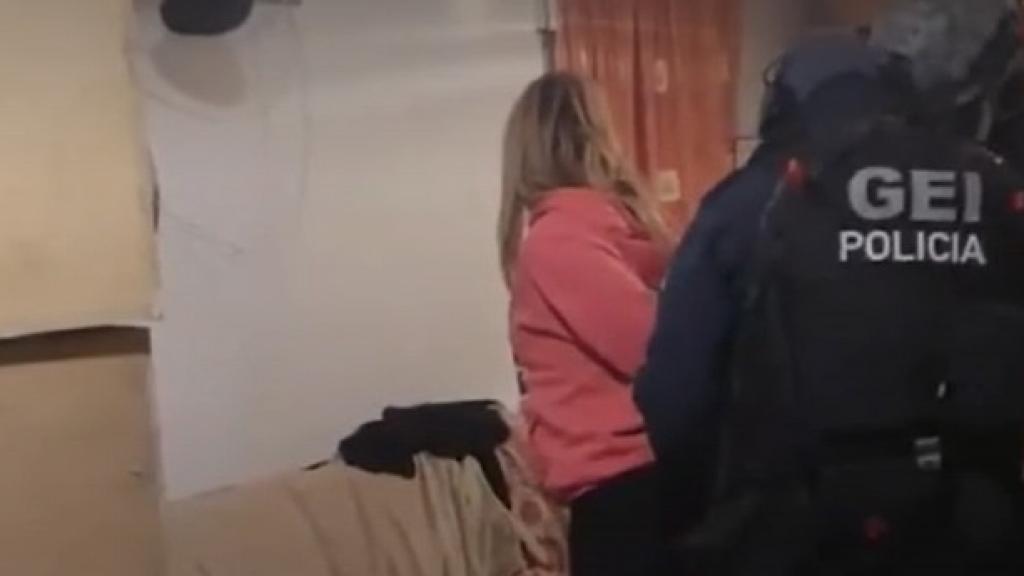 Agentes del Grupo Especial de Intervención de Mossos d'Esquadra detienen a una presunta integrante del grupo criminal especializado en robos a máquinas tragaperras