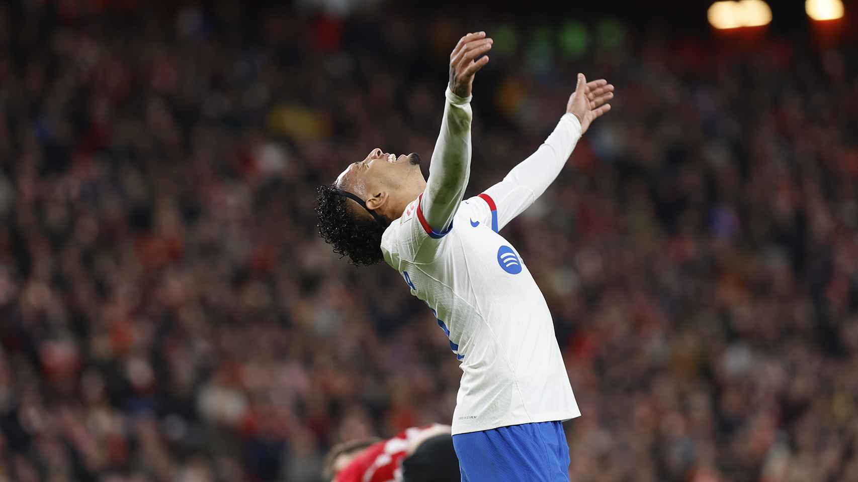 Raphinha se lamenta una ocasión fallida del Barça contra el Athletic en San Mamés