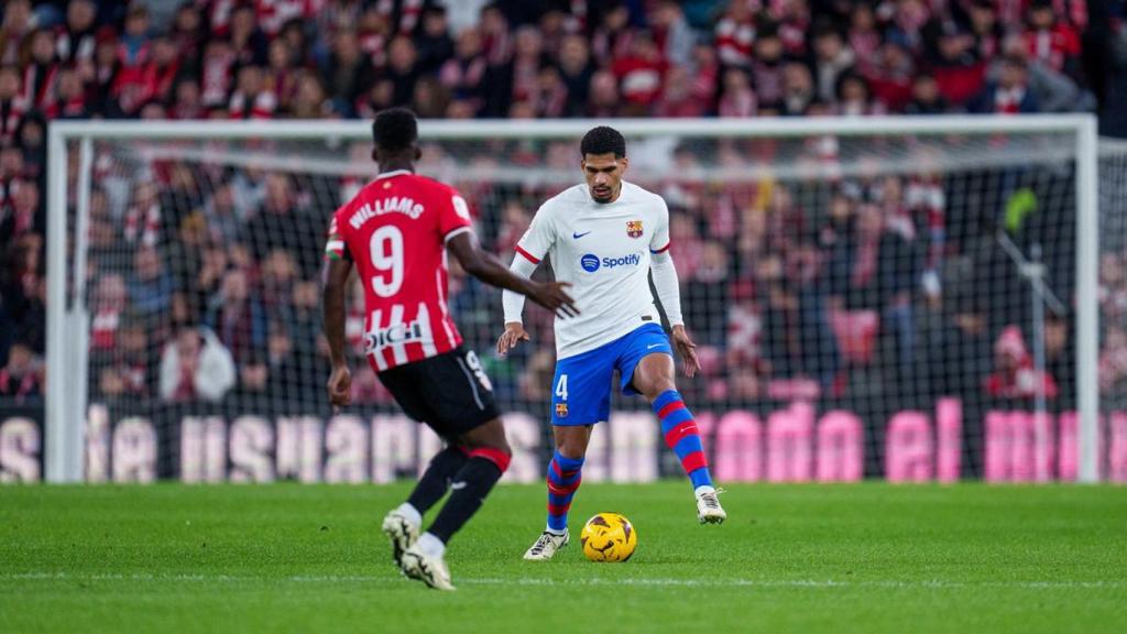 Ronald Araujo saca el balón ante la marca de Iñaki Williams