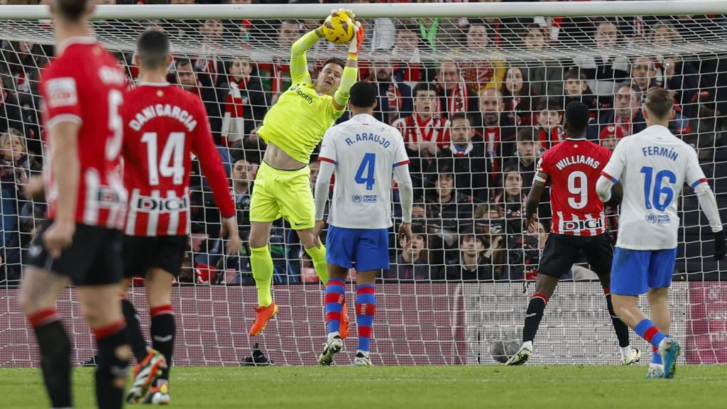 Ter Stegen atrapa un centro durante la visita del Barça a San Mamés