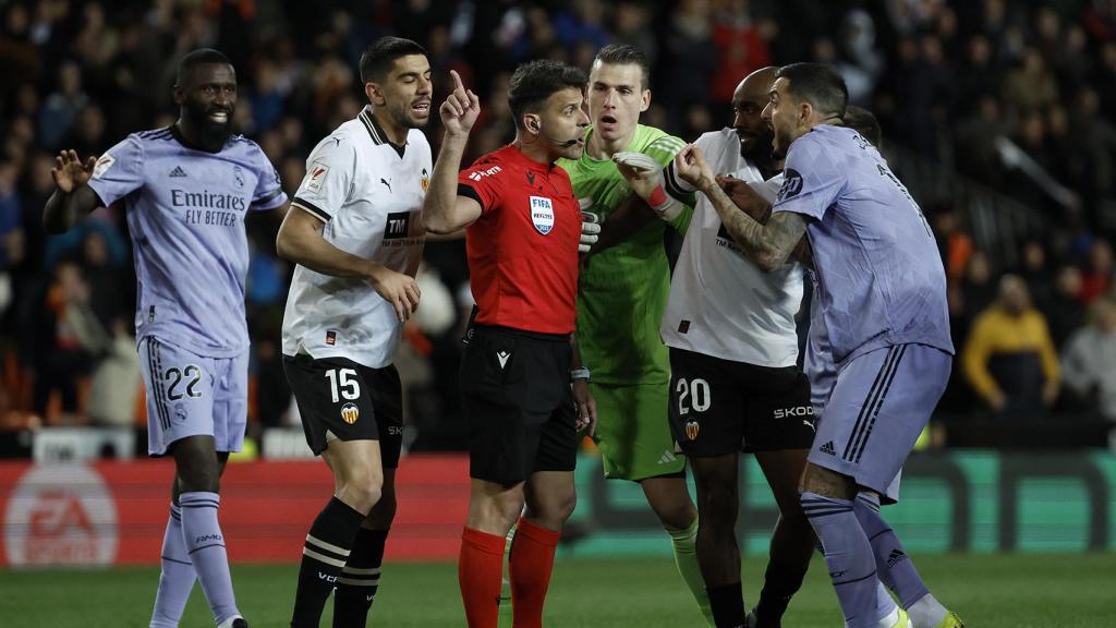 Joselu se queja a Gil Manzano por el gol anulado contra el Valencia