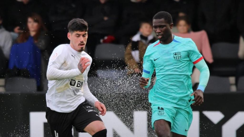 Mbacke defiende una acción en el partido del Barça B contra el Real Unión