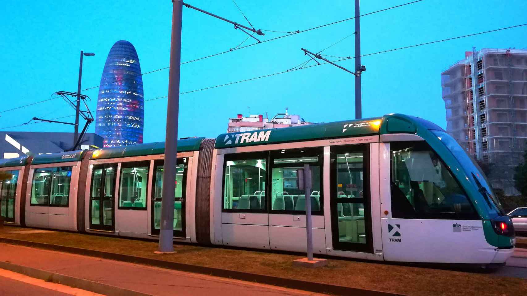 El tranvía a su paso por Glòries