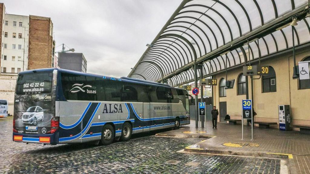 Imagen de un bus de Alsa en la Estación del Nord de Barcelona