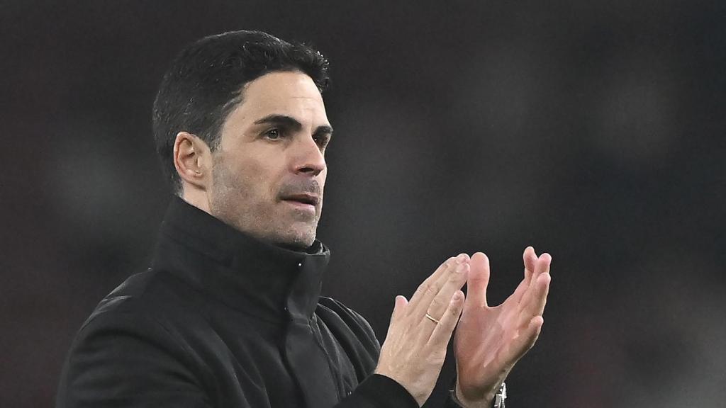 Mikel Arteta aplaude a sus jugadores durante un partido de Premier League