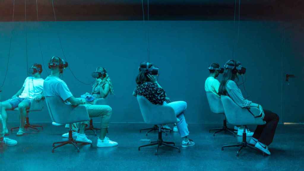 Visitantes con las gafas de realidad virtual para ver la exposición Sorolla en la Casa Amatller de Barcelona