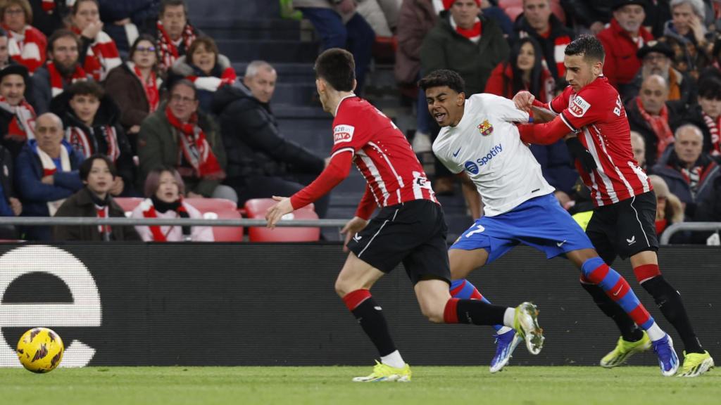 Lamine Yamal recibe una falta en el Athletic-Barça disputado en San Mamés