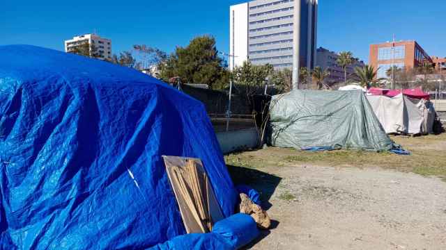 Imagen de tres tiendas de campaña erguidas junto a la playa de la Nova Mar Bella en Barcelona