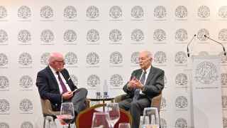 El editor Daniel Fernández y Eduardo Mendoza, en el Círculo Ecuestre