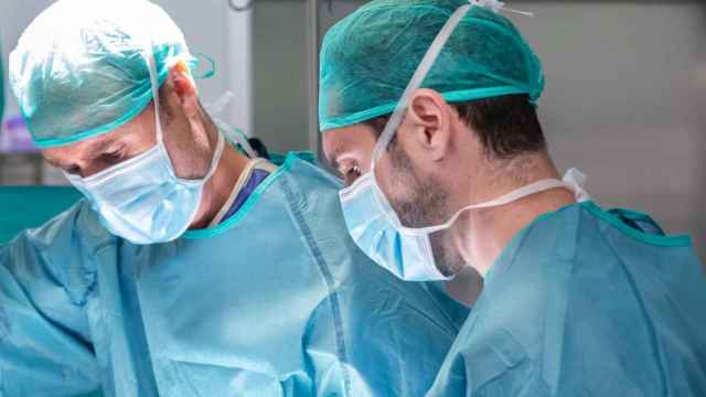 Los doctores Clavel y Català durante una intervención