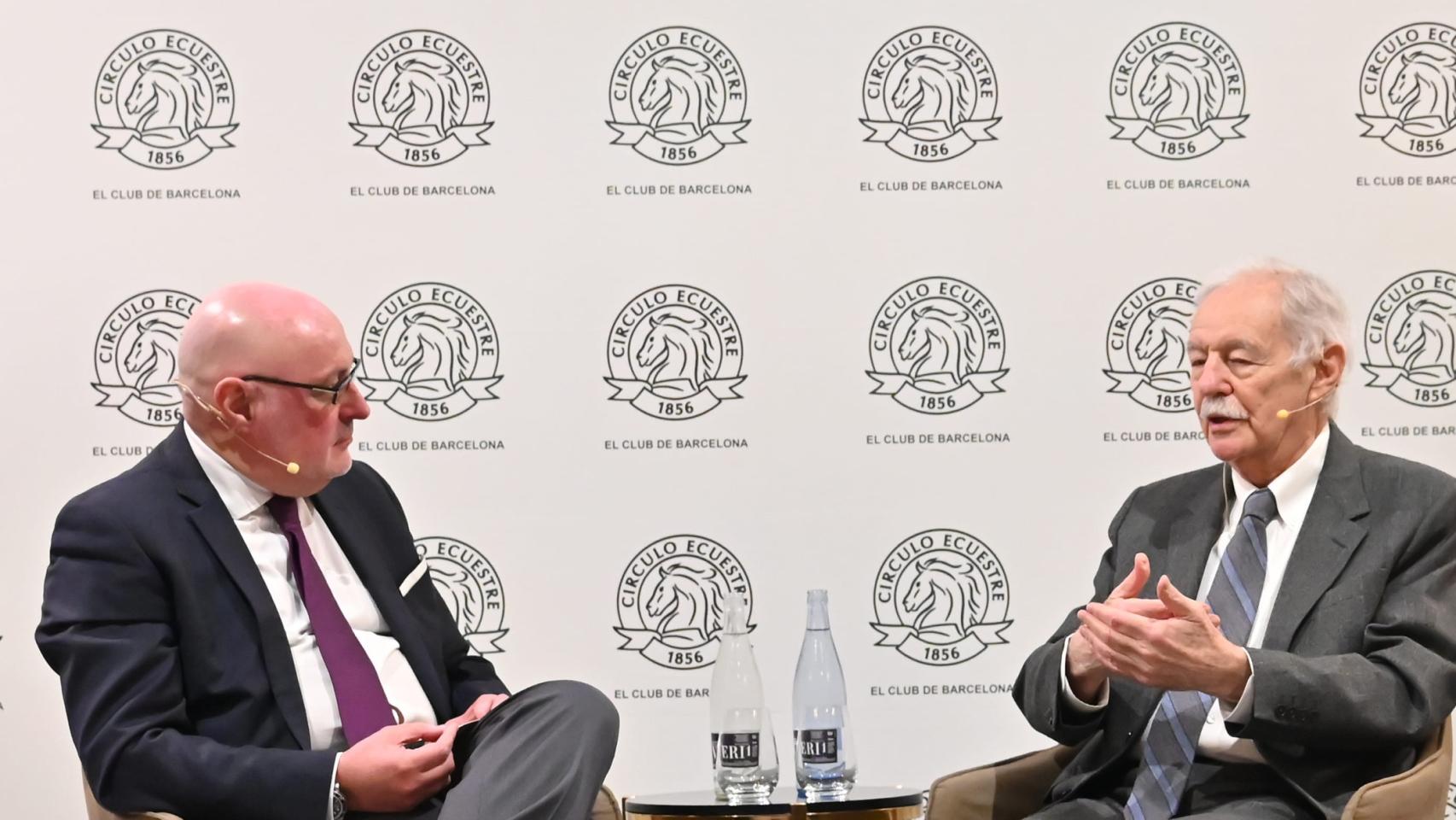 El editor Daniel Fernández y Eduardo Mendoza, en el Círculo Ecuestre