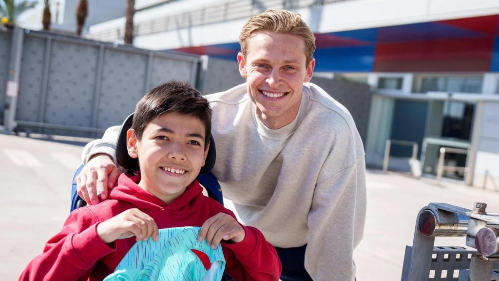 Frenkie de Jong comparte un momento con Bruno en la Ciutat Esportiva