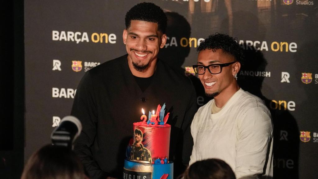 Raphinha sorprende a Araujo con un paster para celebrar su cumpleaños