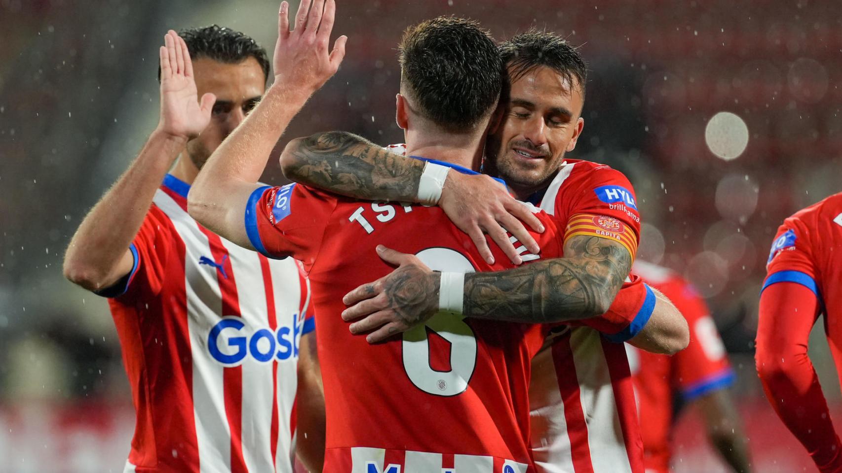 Aleix García se abraza con Viktor Tsygankov en el Girona-Rayo Vallecano