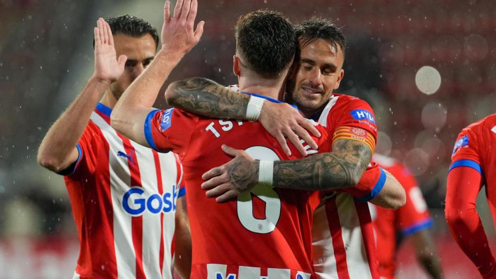 Aleix García se abraza con Viktor Tsygankov en el Girona-Rayo Vallecano