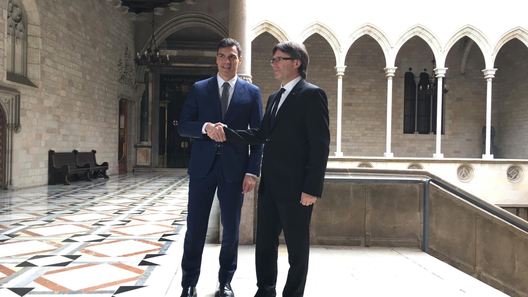 El presidente del Gobierno, Pedro Sánchez, y el entonces presidente catalán, Carles Puigdemont, en 2017