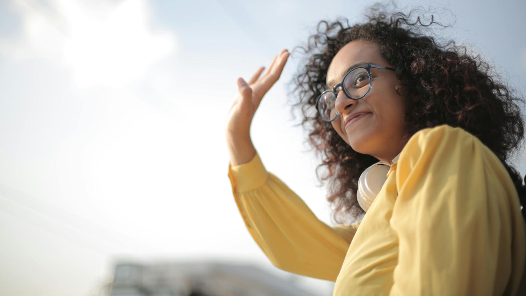 Imagen de archivo de una chica saludando