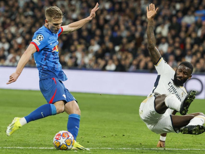 Dani Olmo prueba un chute contra el Real Madrid