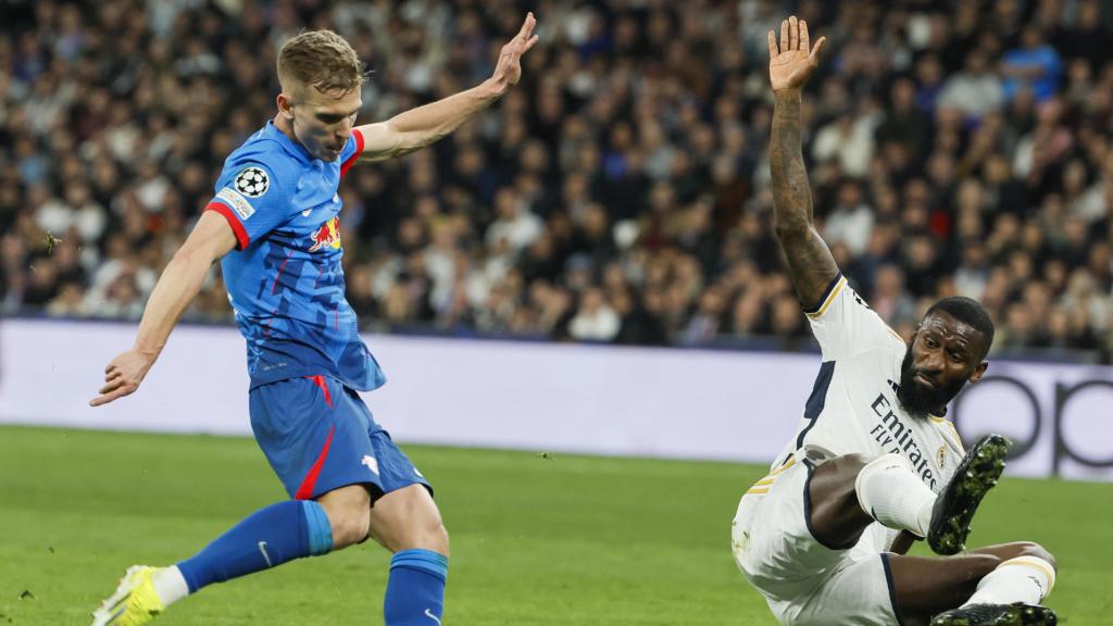 Dani Olmo prueba un chute contra el Real Madrid