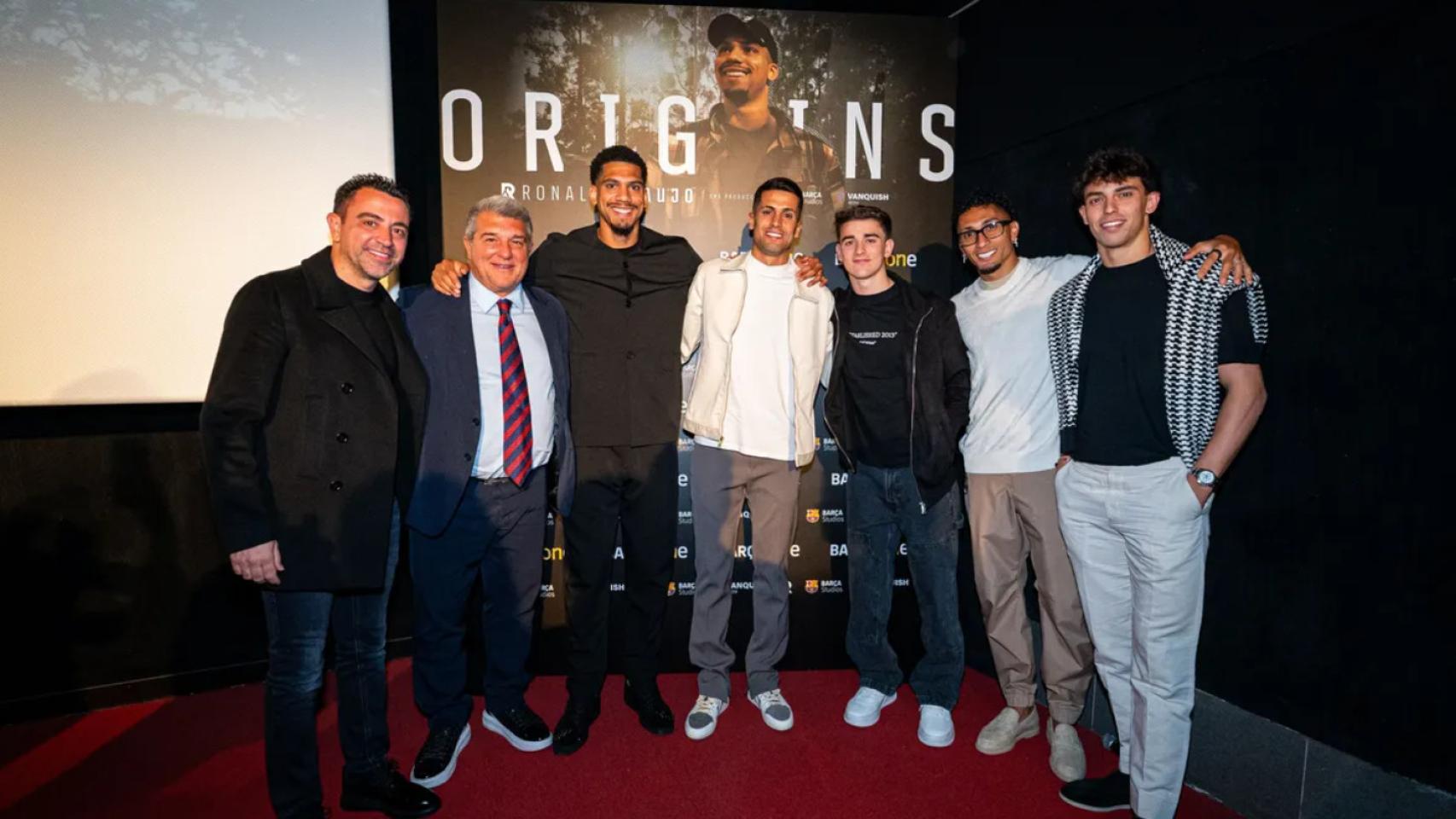 Xavi, Laporta, Araujo, los Joaos, Gavi y Raphinha, en el estreno del documental sobre el central uruguayo
