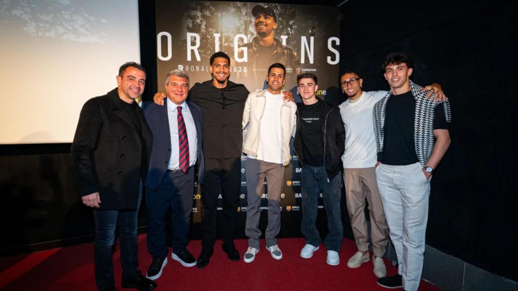 Xavi, Laporta, Araujo, los Joaos, Gavi y Raphinha, en el estreno del documental sobre el central uruguayo