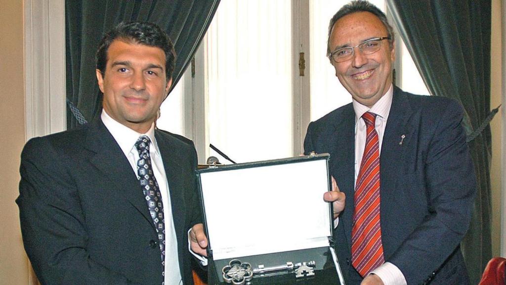 Joan Gaspart le entrega la llave de la ciudad de Barcelona a Joan Laporta