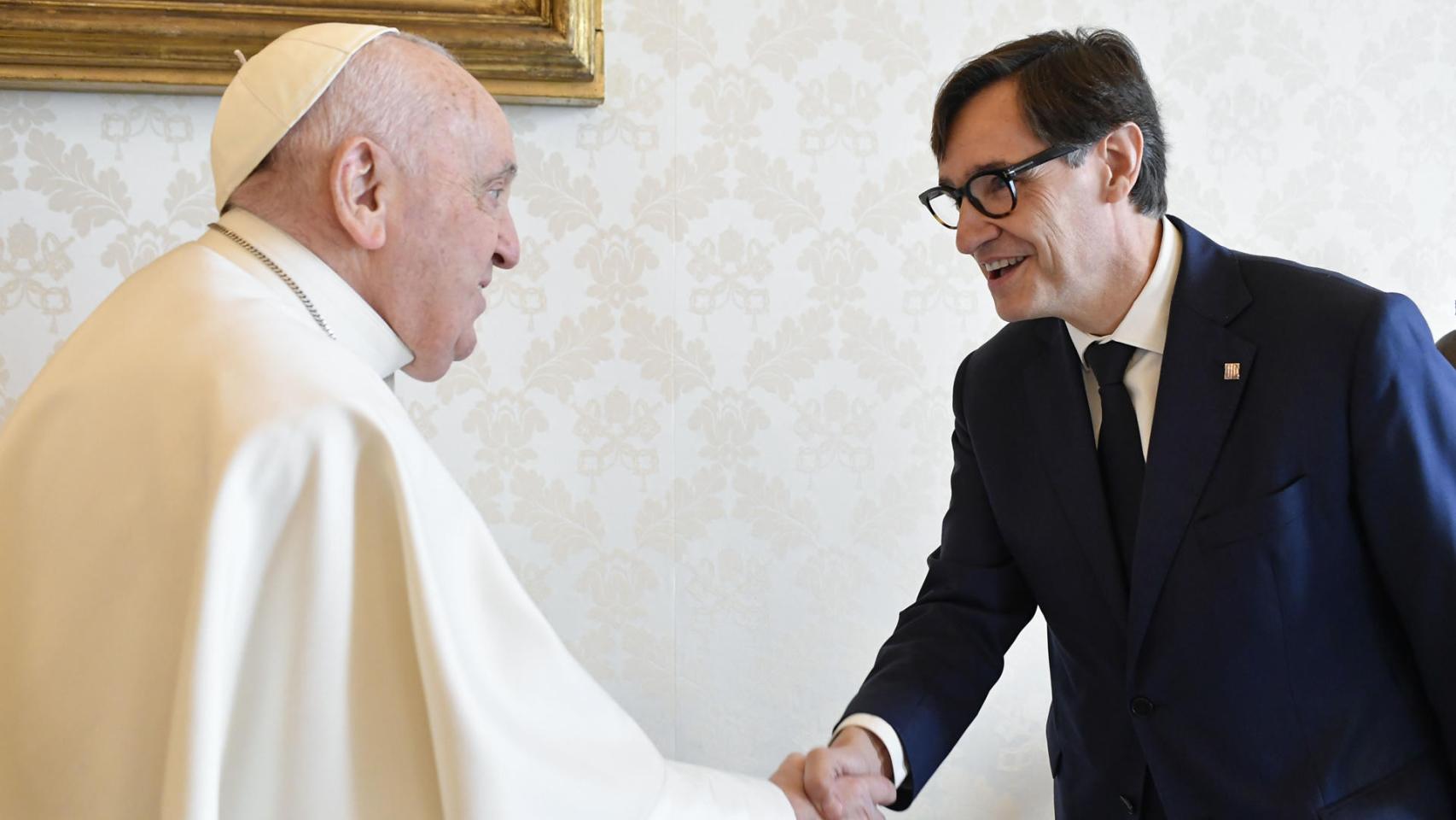 El papa Francisco ha recibido este jueves al primer secretario del PSC, Salvador Illa (d), en una audiencia en el Vaticano