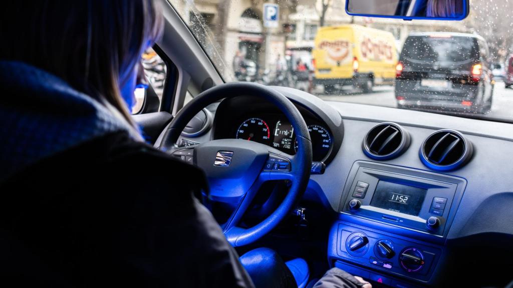 La sargento coloca la señal luminosa azul en el vehículo de incógnito