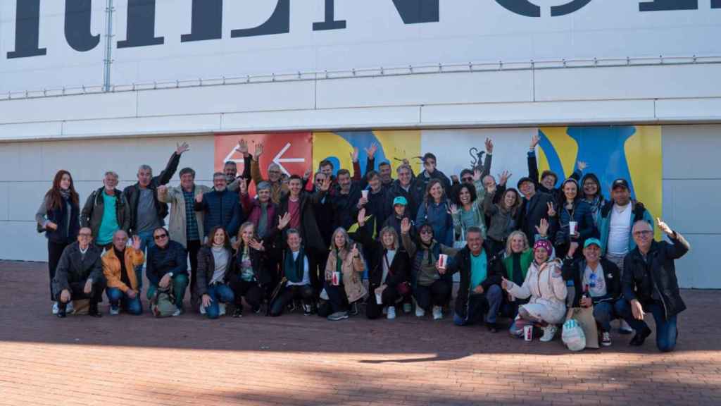 Foto de familia del Team B en el Volunteer Day celebrado en el centro America's Cup Experience