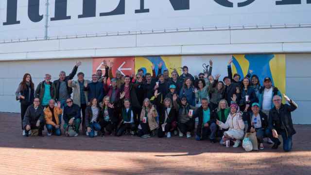 Foto de familia del Team B en el Volunteer Day celebrado en el centro America's Cup Experience