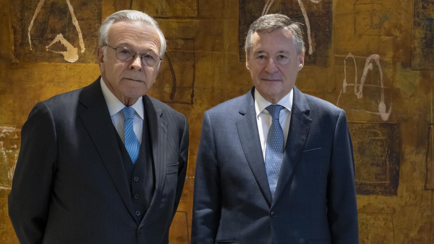 El presidente de Criteria Caixa, Isidro Fainé (izq.), junto al consejero delegado, Àngel Simón