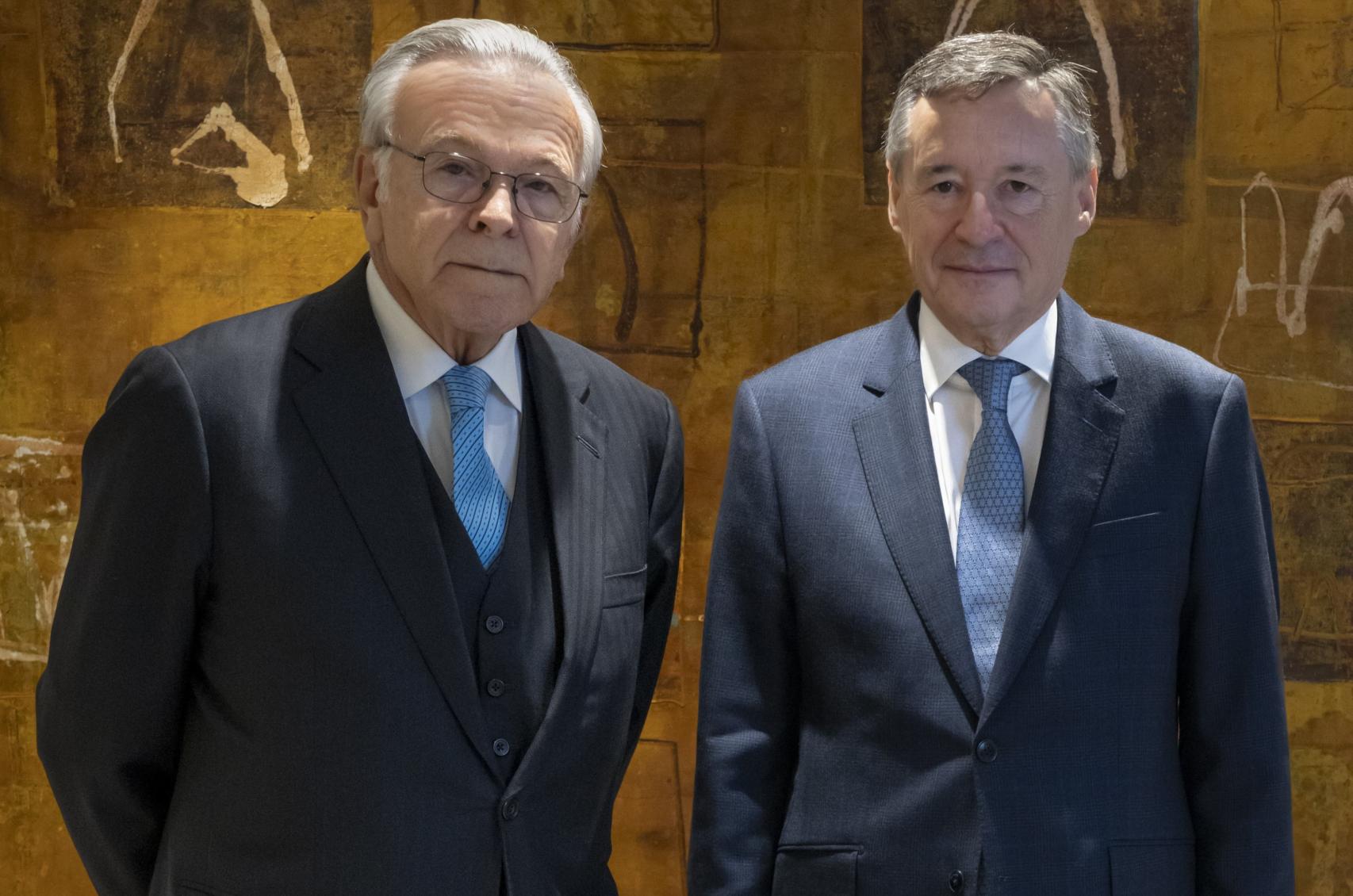 El presidente de Criteria Caixa, Isidro Fainé (izq.), junto al consejero delegado, Àngel Simón